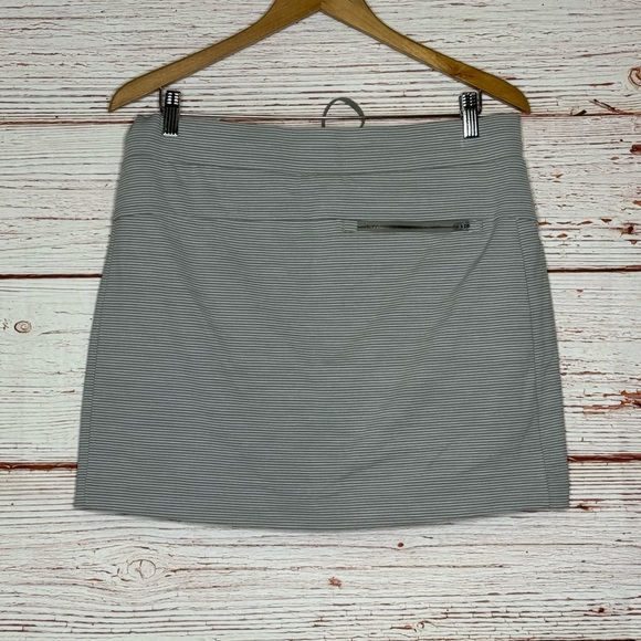 Athleta Modern Metro Striped Gray/White Women's Skort Size M - Picture 12 of 13